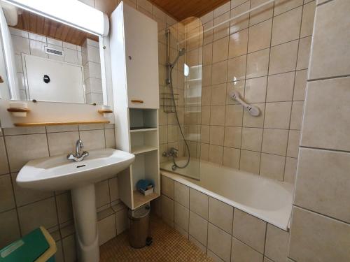 une salle de bain avec un lavabo, une douche et une baignoire dans l'établissement La Residence - 4 - appart 6 pers, à Les Deux Alpes