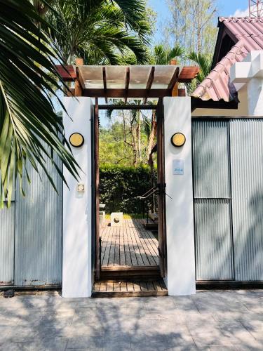 an entrance to a house with an open door at Mrs. Swan Hotel in Ban Hin Chang (2)