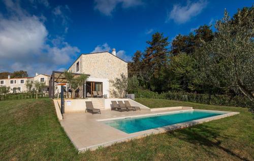 een zwembad in de tuin van een huis bij Villa-Veritas in Višnjan