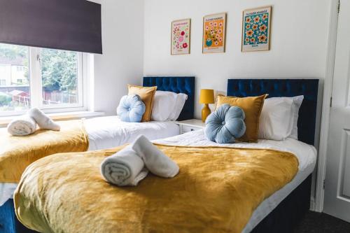 Llit o llits en una habitació de Probert- Perfectly Placed- Driveway - 3 bed
