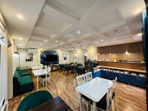 Гостиная зона в Sabrina Hotel