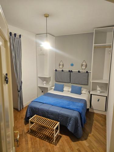 ein Schlafzimmer mit einem großen Bett mit blauer Bettwäsche in der Unterkunft il faro di serapide in Neapel
