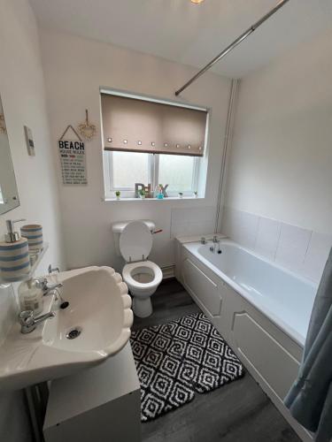 łazienka z wanną, toaletą i umywalką w obiekcie 140 Bermuda, Hemsby - Two storey, three bed chalet, sleeps 6, pet free site, onsite entertainment w mieście Hemsby