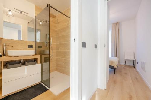 ein Bad mit einem Waschbecken und einem Spiegel in der Unterkunft Resminik Home in Lido di Jesolo