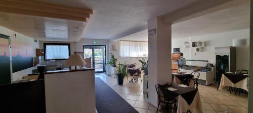 A television and/or entertainment centre at Hotel I Platani