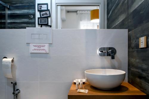 a bathroom with a white bowl sink on a counter at Edahouse in Salerno
