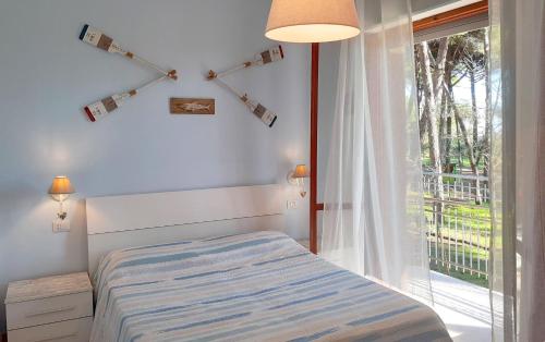 um quarto com uma cama e uma grande janela em I Velieri em Cesenatico