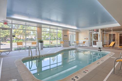 duży basen w pokoju hotelowym w obiekcie Fairfield by Marriott Inn & Suites Philadelphia Horsham w mieście Willow Grove