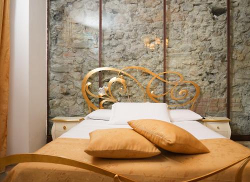 サレルノにあるB&B Old Salernoの白いベッドと木製の椅子が備わるベッドルーム1室が備わります。