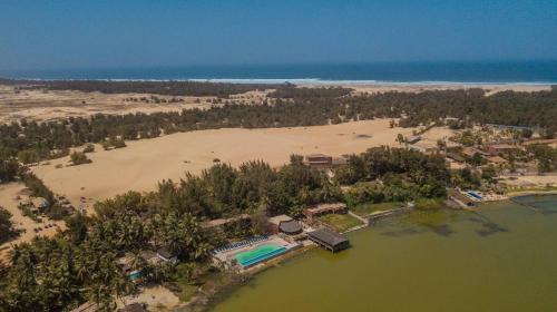 uma vista aérea de uma ilha na água ao lado de uma praia em Hotel le Trarza em Niaga
