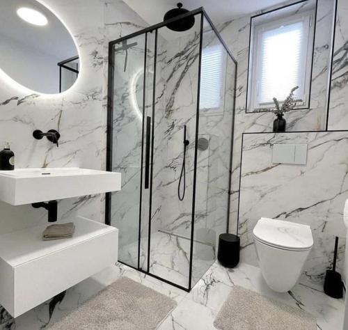 W łazience znajduje się prysznic, toaleta i umywalka. w obiekcie فندق السعاده w mieście ‘Izbat Hud.hud