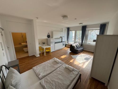 ein Wohnzimmer mit einem Bett und einem Schreibtisch in der Unterkunft Berlinhome Apartment Steglitz in Berlin
