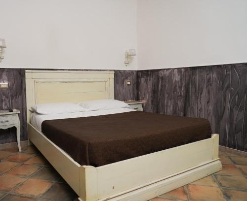 サレルノにあるB&B Old Salernoの木製の壁の客室の大型ベッド1台