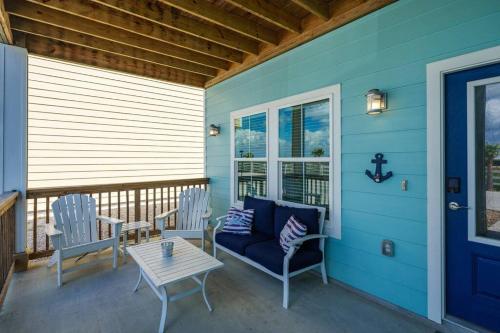 Ein Balkon oder eine Terrasse in der Unterkunft Fishful Thinking ! Pool on the waters edge