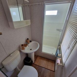 une petite salle de bain avec toilettes et lavabo dans l'établissement La Cigale Bleue, à Hyères
