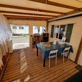 d'une terrasse avec une table bleue et 2 chaises. dans l'établissement La Cigale Bleue, à Hyères