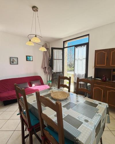 - une salle à manger avec une table, des chaises et un lit dans l'établissement Appartement Abbazia proche Ghisonaccia, à Migliacciaro