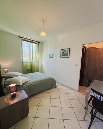 - une chambre avec deux lits, une table et une table dans l'établissement Appartement Abbazia proche Ghisonaccia, à Migliacciaro