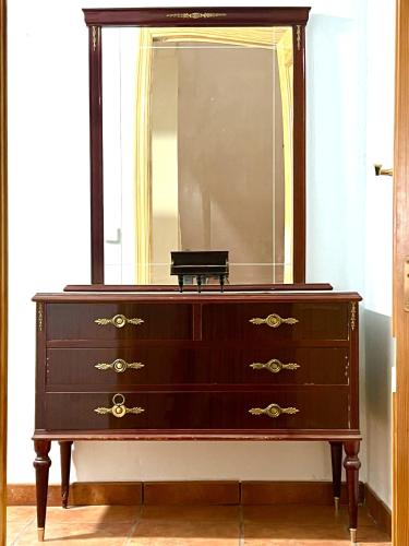 a dresser with a mirror on top of it at Casa Rivendel - Fantasía, Confort y Naturaleza in Poyales del Hoyo
