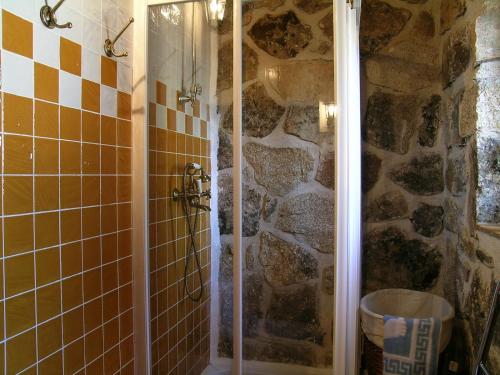Peñalba de ÁvilaにあるCasa rural a escasa distancia de Ávila by Alterhomeの石壁のバスルーム(シャワー付)