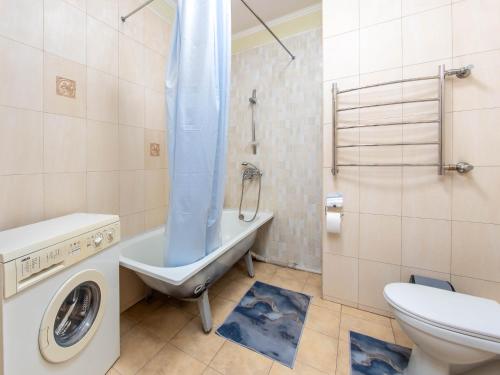 La salle de bains est pourvue d'un lave-linge et de toilettes. dans l'établissement Однокомнатная квартира-студия, à Almaty