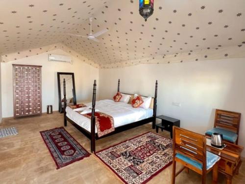 1 Schlafzimmer mit einem Bett und einem Schreibtisch sowie einem Bett der Marke sidx sidx sidx. in der Unterkunft Royal Luxury Camp Jaisalmer in Jaisalmer