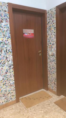 a brown door with a sign on it at Casa Lumi in Bresso