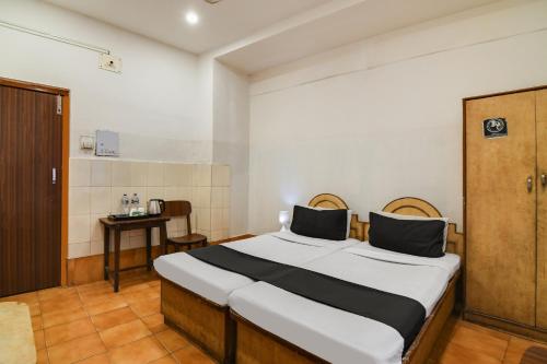 コルカタにあるOYO Hotel Dinarのベッドルーム(大型ベッド1台、テーブル付)