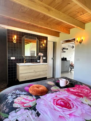 un baño con una cama grande con flores. en Noxem b&b, en Boesingheliede