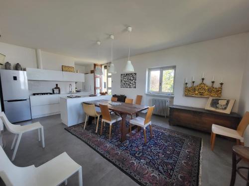 cocina y comedor con mesa y sillas en Villa Adelaide, en Baveno