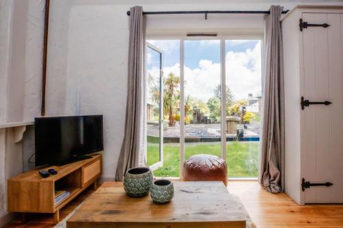 TV a/nebo společenská místnost v ubytování Treworgie Barton Cottages - Chappell