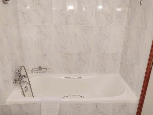 Knight Castle Hotel - Formerly known as Carlton Palace Hotelにあるバスルーム
