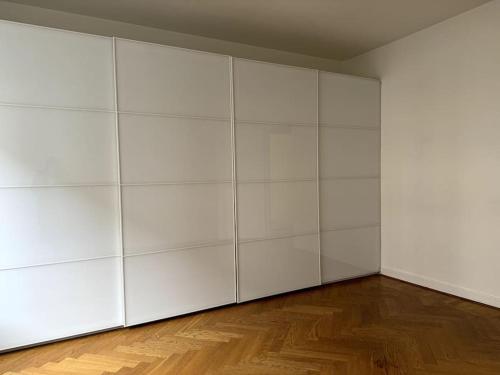 an empty room with white walls and wooden floors at Nyrenoverat i centrala Stockholm in Stockholm