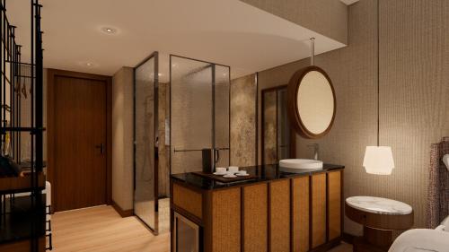 La salle de bains est pourvue d'un lavabo et d'un miroir. dans l'établissement EVOLUTION Valbom, à Lisbonne