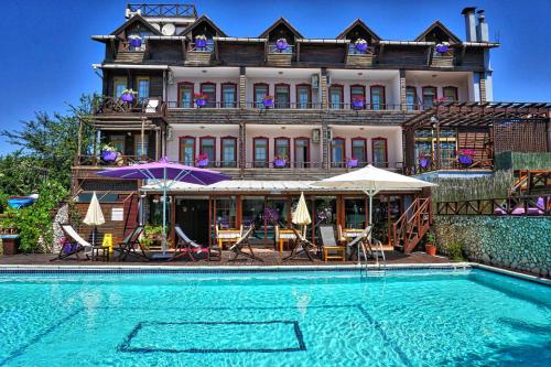 ein Hotel mit einem Schwimmbad vor einem Gebäude in der Unterkunft Kurfal Hotel in Agva