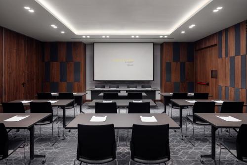 Courtyard by Marriott Yerevanにあるビジネスエリアまたは会議室