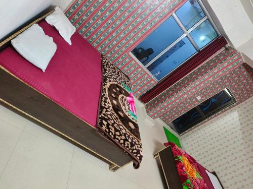 מיטה או מיטות בחדר ב-Shri Sita Ram Seva Trust