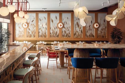 Courtyard by Marriott Yerevanにあるレストランまたは飲食店