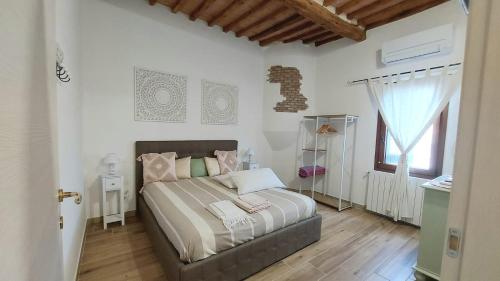 a bedroom with a large bed in a room at La Garitta Pisa - Villa sul fiume in Toscana zona mare in Pisa