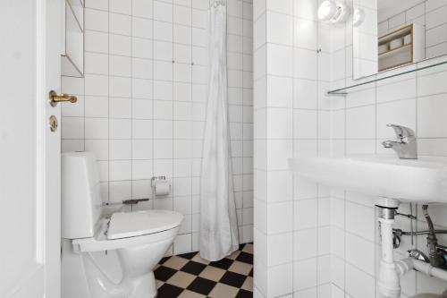 een badkamer met een toilet en een wastafel bij Strandslot in Allinge