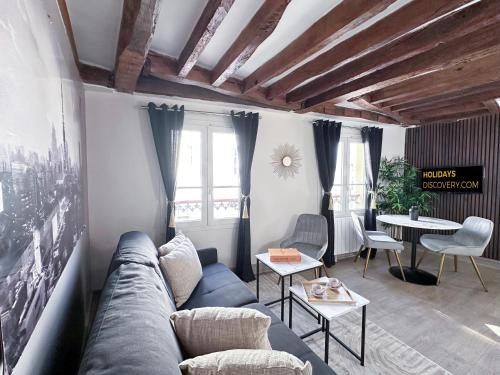 - un salon avec un canapé bleu et une table dans l'établissement 841 - Panthéon chic in Paris Olympic Games 2024, à Paris