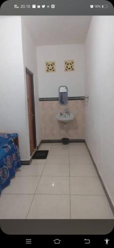 Ένα μπάνιο στο CHENTY LODGE MONI