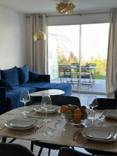 Χώρος καθιστικού στο Royal Park lake view apartment