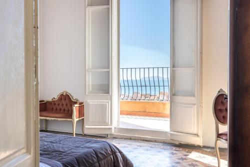 um quarto com uma porta aberta para uma varanda em La dolce vita em Cagliari