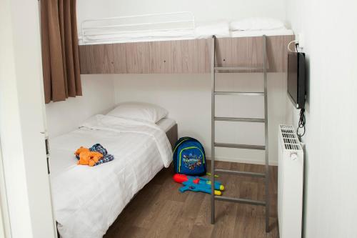 Alphen的住宿－Boslodge XL，一间带双层床和梯子的小卧室