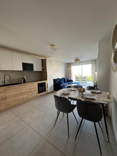 Η κουζίνα ή μικρή κουζίνα στο Royal Park lake view apartment