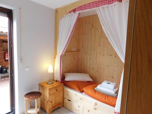 - une chambre avec un lit à baldaquin dans l'établissement Holiday home Big Lady, à Wettringen