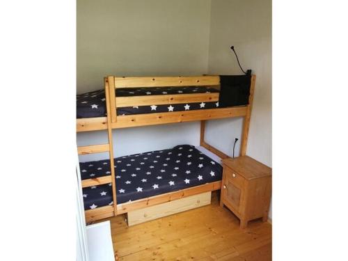 Katil dua tingkat atau katil-katil dua tingkat dalam bilik di Holiday home Sophie's Hut