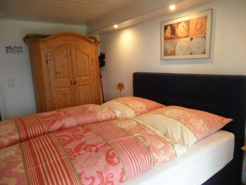 sypialnia z 2 łóżkami i drewnianymi drzwiami w obiekcie Holiday apartment on the slope w mieście Berchtesgaden