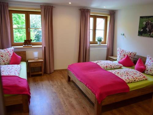 sypialnia z 2 łóżkami i 2 oknami w obiekcie Holiday apartment at Gallus Denneberg w mieście Oberstaufen